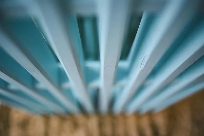 沙滩上五颜六色的木制建筑