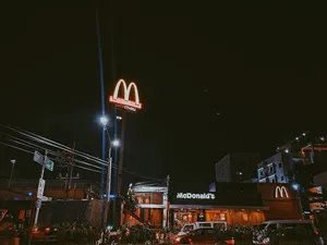 麦当劳商店在晚上