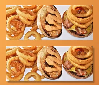 快餐、油炸、洋葱圈、碎牛肉汉堡、培根、烤面包、奶酪、食品和饮料