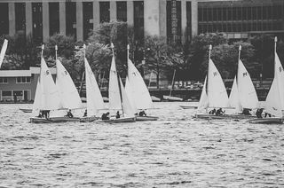 成人、黑白、建筑物、团体、海洋、人、河流、帆船