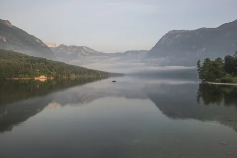 小船、平静的水面、云朵、雾、树叶、森林、小山、地平线 小船、平静的水面、云朵、雾、树叶、森林、小山、地平线