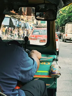 驾驶嘟嘟车的人的特写镜头 驾驶嘟嘟车的人的特写镜头