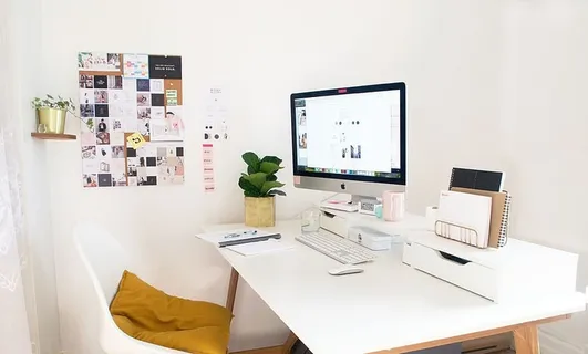 桌上的银色iMac 桌上的银色iMac