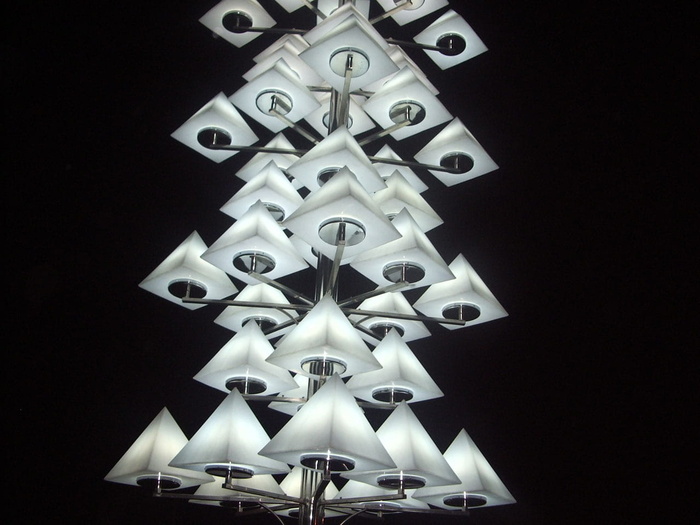 灯光、雕塑、金字塔、四边形、黑色背景、无人、工作室拍摄、特写