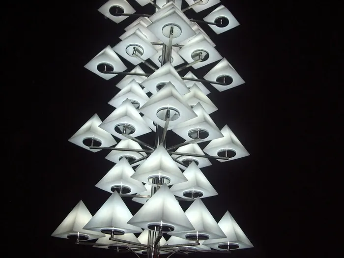 灯光、雕塑、金字塔、四边形、黑色背景、无人、工作室拍摄、特写