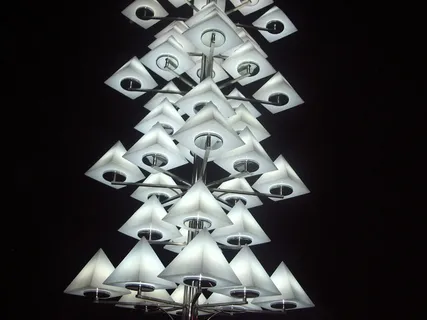 灯光、雕塑、金字塔、四边形、黑色背景、无人、工作室拍摄、特写