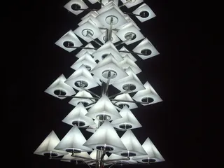 灯光、雕塑、金字塔、四边形、黑色背景、无人、工作室拍摄、特写