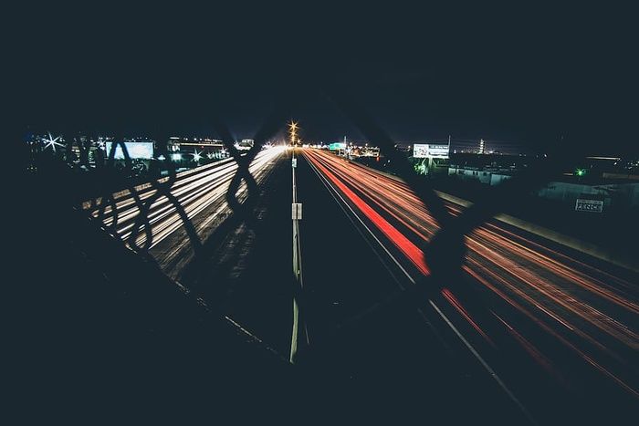 黑暗、市中心、高速公路、高速公路、光条纹、长时间曝光、夜晚、道路