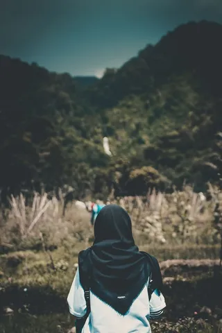 白色上衣和头饰的浅焦摄影