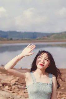 穿着灰色连衣裙的女人 穿着灰色连衣裙的女人