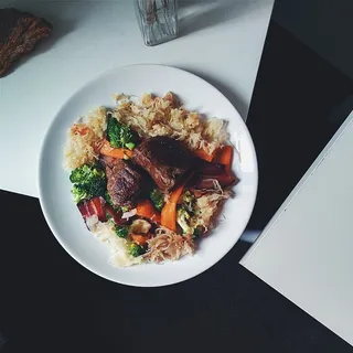 古牛肉牛排配蔬菜和卷心菜