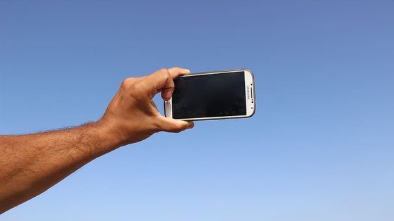 人，手持，三星安卓智能手机，照片，自拍，自拍，人手，手