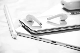 iPhone X、AirPods、Apple Pencil和iPad的灰度照片
