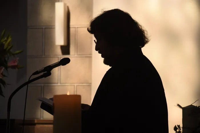 男人阅读, 书, 前面, 麦克风, 牧师, 牧师, 圣洁, 传教士