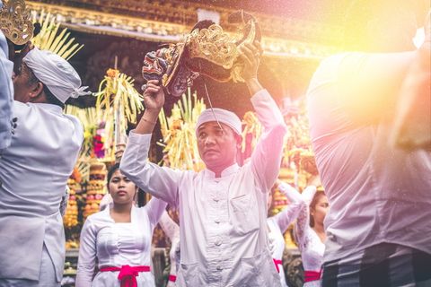 戴着棕色和黑色帽子的男子