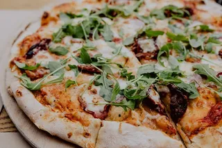 在舒适的餐厅里吃美味的披萨