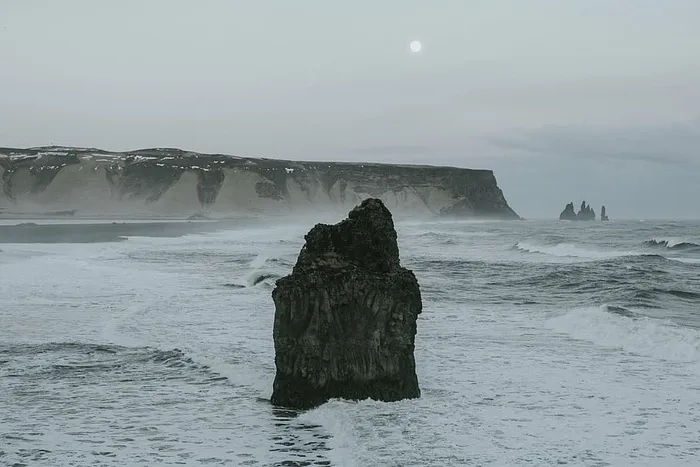 灰度照片，石头，身体，水，自然，风景，海洋，海洋