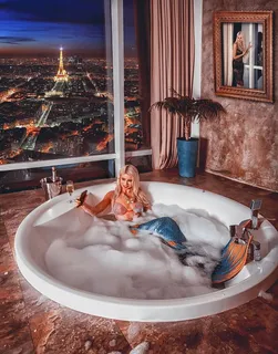浴缸里的女人