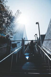 向楼梯上走的女人