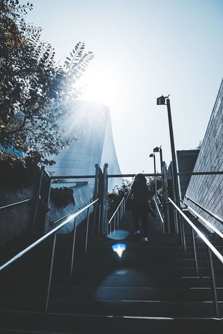 向楼梯上走的女人