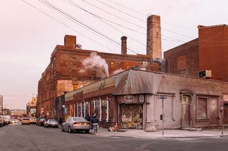 白天建筑物附近的车辆