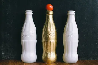 三个白色和黄铜的可口可乐瓶