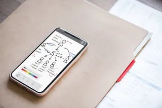 棕色信封上的黑色智能手机