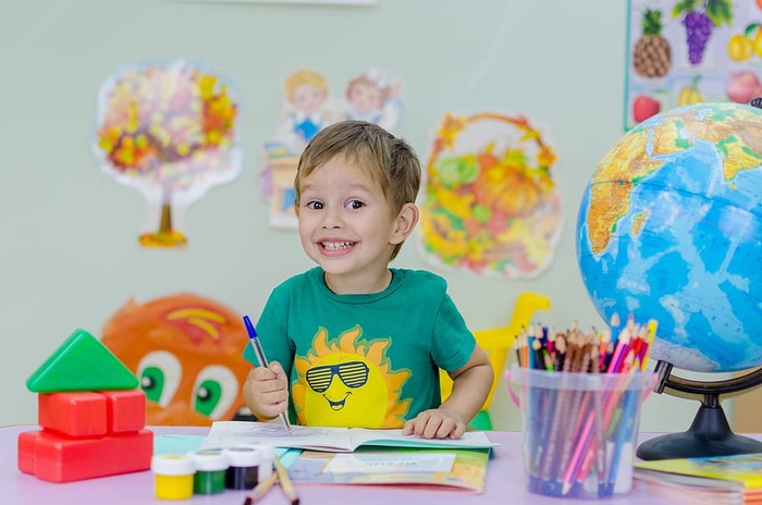 幼儿、绿色、圆领衬衫、儿童、学校、情感、地球仪、儿童
