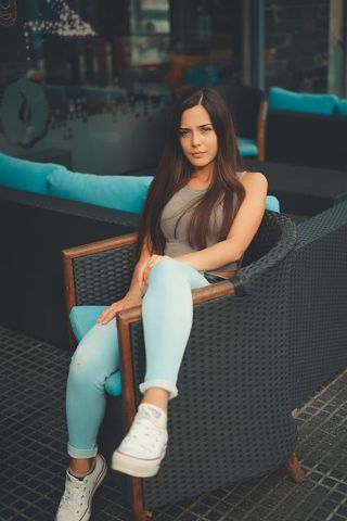 坐在黑色柳条浴盆椅上的女人