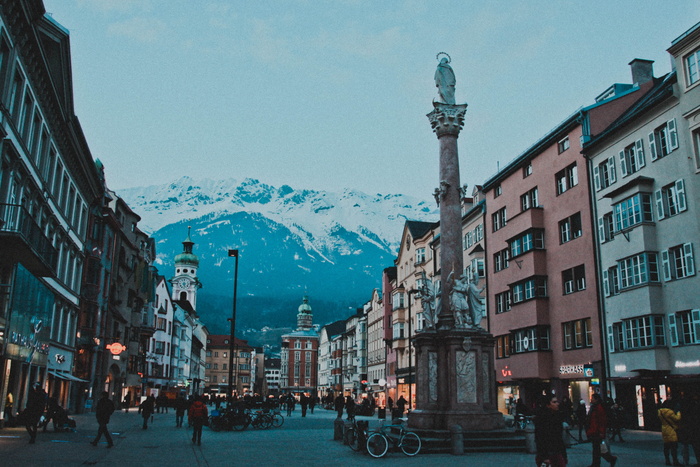 雪山附近的棕色和白色混凝土建筑