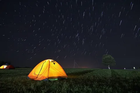 打开灯光,里面,露营帐篷,延时摄影,星星,帐篷,星空,星光轨迹 打开灯光,里面,露营帐篷,延时摄影,星星,帐篷,星空,星光轨迹