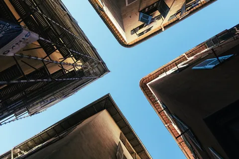 建筑物的低角度照片 建筑物的低角度照片