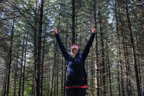 女人，站着，树，举起，手，女孩，欢乐，旅程