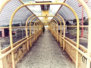 带黑屏的黄色桁架