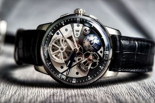 圆形银色骷髅表，黑色皮革表带