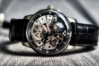 圆形银色骷髅表，黑色皮革表带