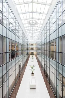 玻璃墙走廊摄影