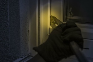 人，手持，黑色，钢架，夜贼，窗户，撬棍
