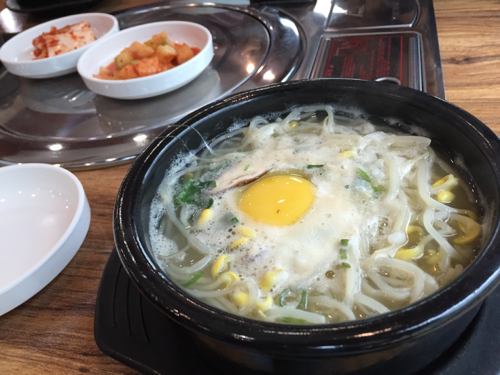 韩国炖菜，食品，传统，食品和饮料，即食，健康饮食，碗，桌子