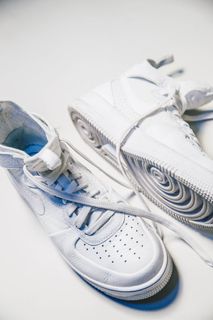 一双白色Nike Off white鞋