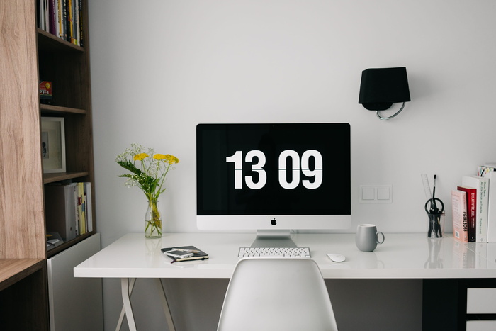 桌面上的银色Imac