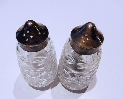 食盐、胡椒、玻璃杯、摇壶、食品和饮料、摄影棚快照、静物画、白色背景