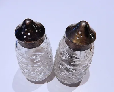 食盐、胡椒、玻璃杯、摇壶、食品和饮料、摄影棚快照、静物画、白色背景