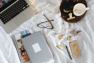 从床上开始工作