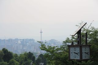 京都，京都塔，日本，山，雾，森林，城市，自然和现代