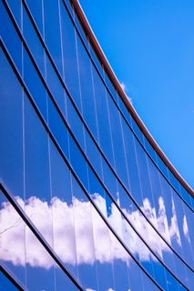 棕色和蓝色玻璃建筑