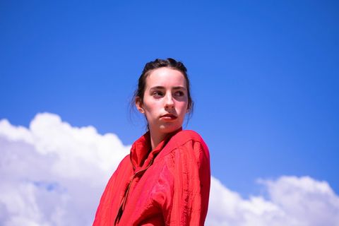 女孩，棕色头发，棕色，蓝色，天空，云，蓬松的云，蓝色的天空