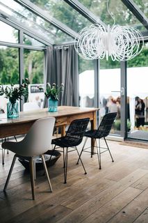 带有餐桌和椅子的现代室内设计