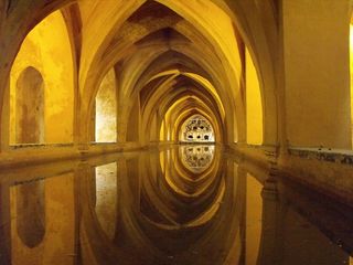 水、黄色、反射、拱门、拱门、建筑、室内、建筑结构