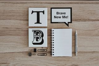 带引号和空笔记本的励志卡片